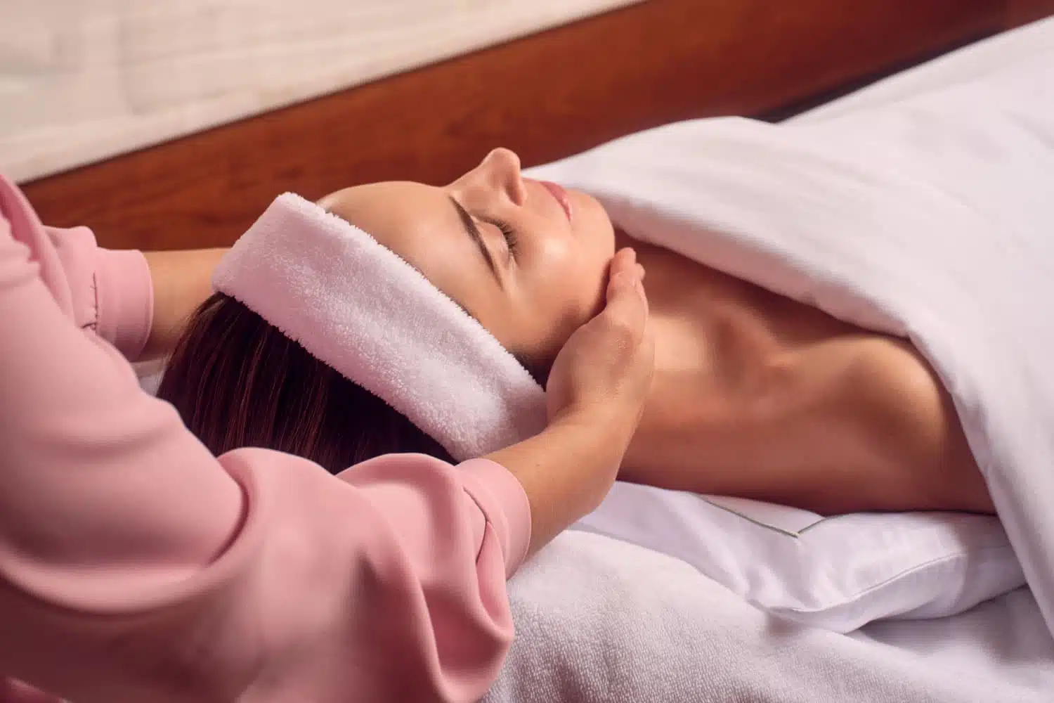 https://www.royalmansour.com/wp-content/uploads/2024/07/Soin-de-visage.jpg.webp